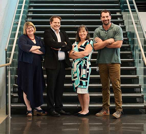 Un professeur et un étudiant observent un écran d’ordinateur dans un laboratoire